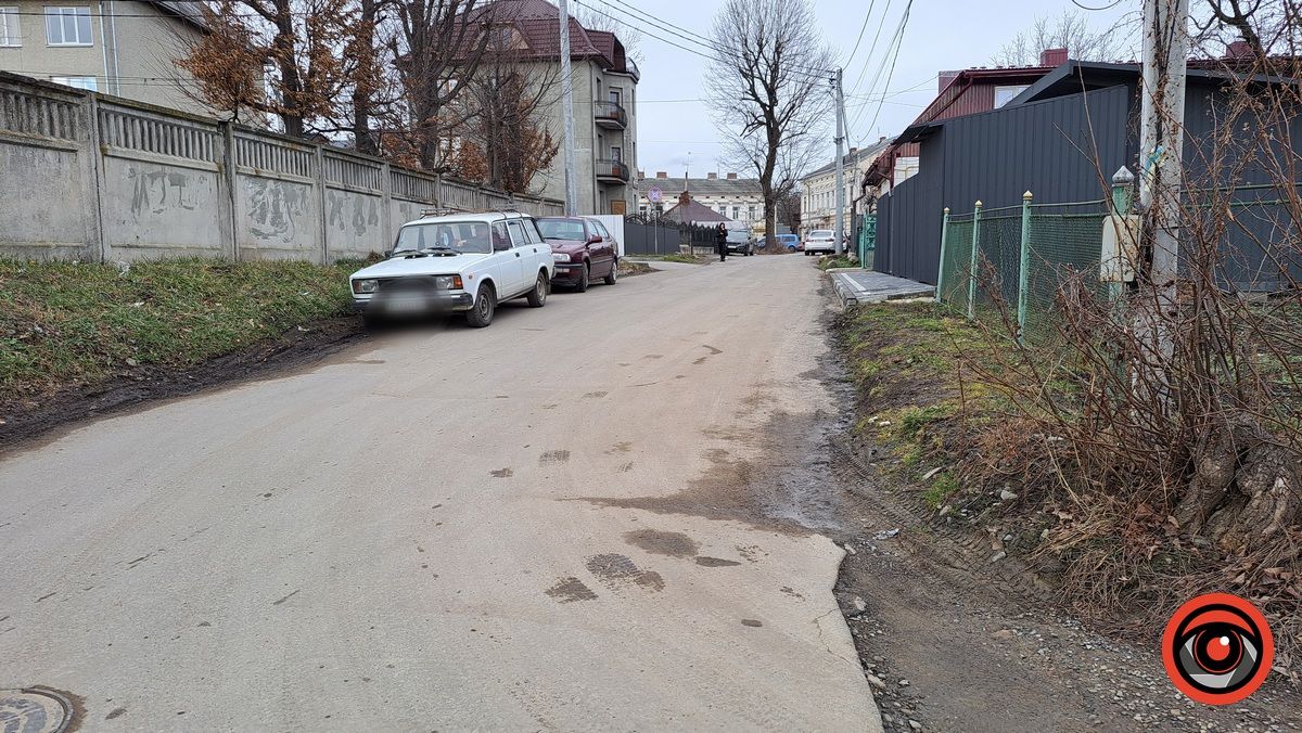 Коломияни нарікають на стан дороги по вул. Іваничука в центрі міста 3