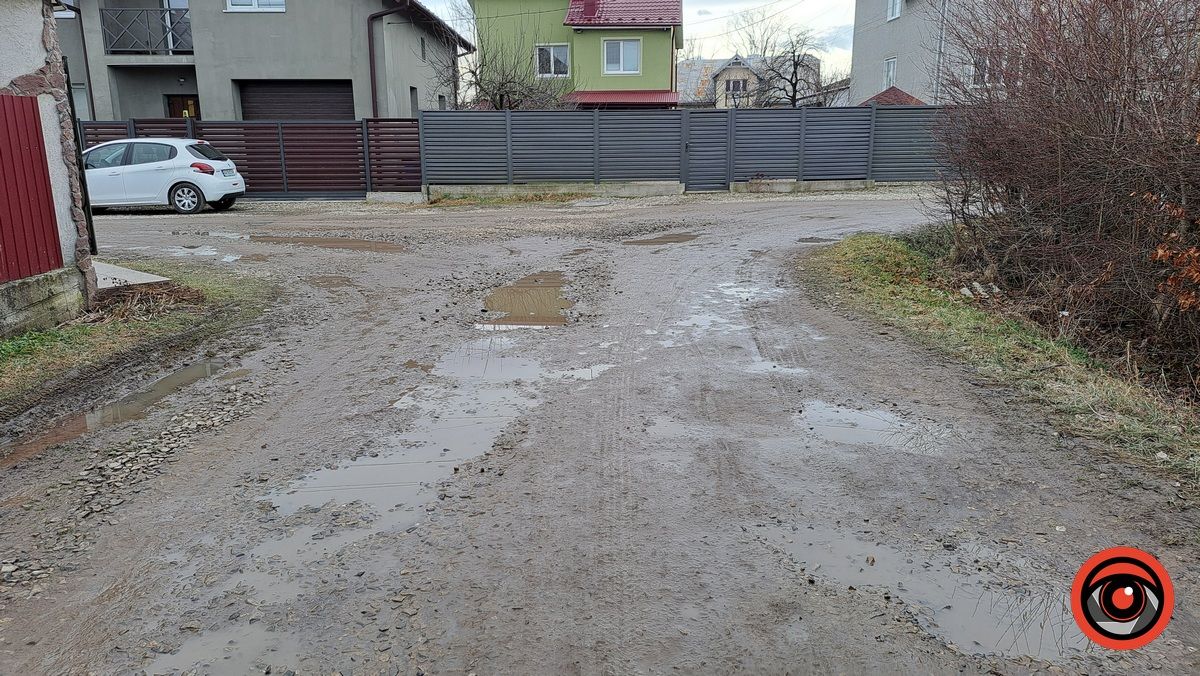 Коломияни нарікають на стан дороги по вул. Іваничука в центрі міста 5