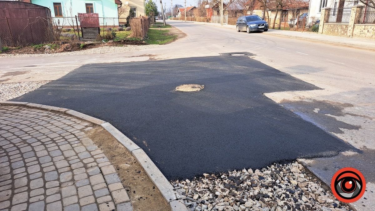 Як на вул. Франка у Коломиї "залатали" вирізаний асфальт 1