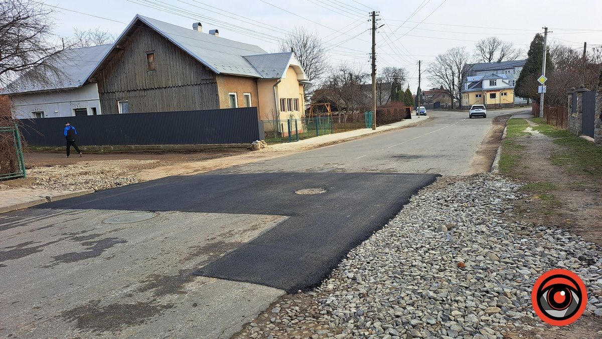 Як на вул. Франка у Коломиї "залатали" вирізаний асфальт