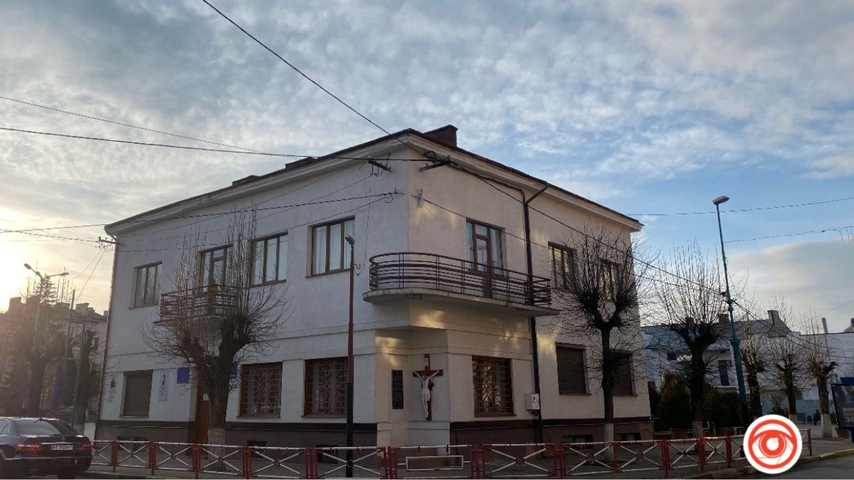 майдан Шевченка, 43, Надвірна, Івано-Франківська область.