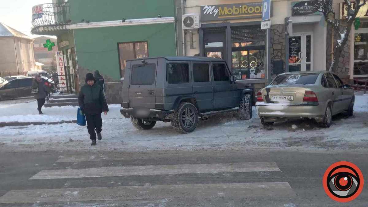водійку Mercedes-а, яка виїхала з вулиці Ірини Вільде під знак і припаркувалась на пішохідному переході на площі Шевченка, поліція відшукала і притягнула до відповідальності.