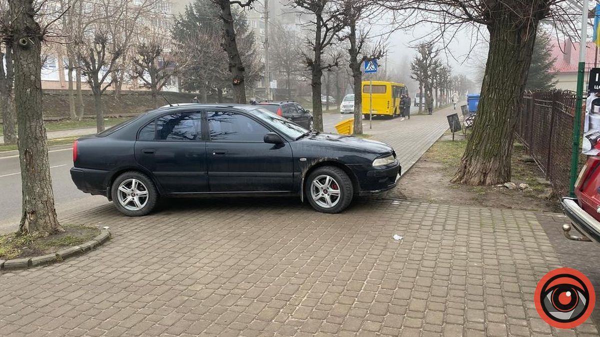 Місце постійних порушень: випадок рагульського паркування на вул. Січових Стрільців 2