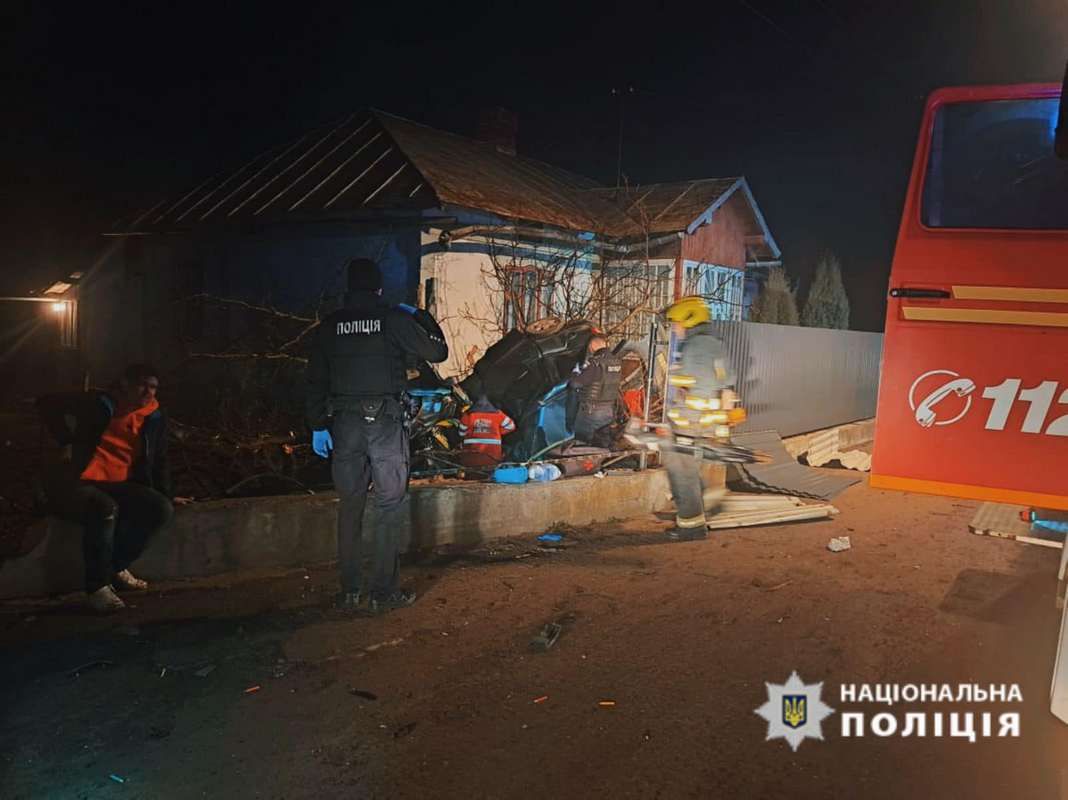 Юнак напідпитку на авто зніс огорожу: деталі нічної ДТП на Прикарпатті 2