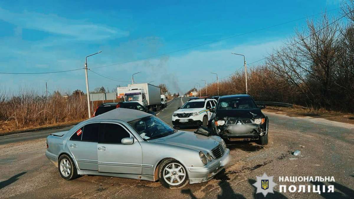 Внаслідок зіткнення "Mercedes-Benz" та "Mitsubishi" постраждало 5 людей 1