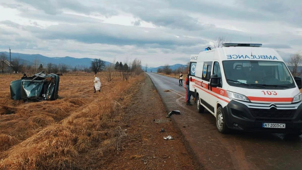Авто неодноразово перекинулось: деталі смертельної ДТП на Надвірнянщині