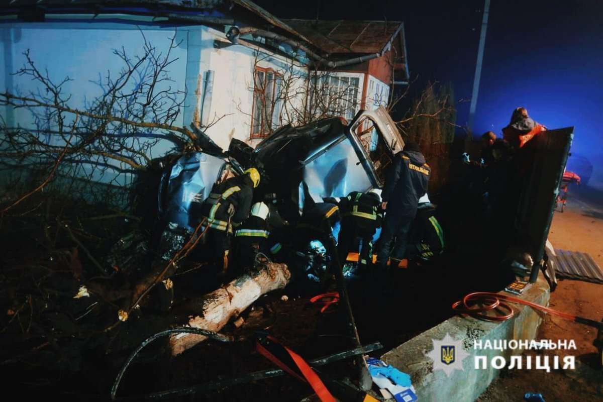 Юнак напідпитку на авто зніс огорожу: деталі нічної ДТП на Прикарпатті 1