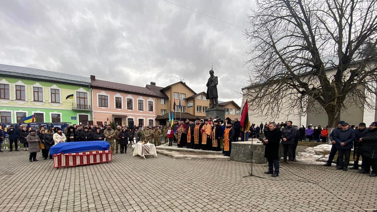 Отинійська громада зустріла загиблого Героя Івана Ленчука 3