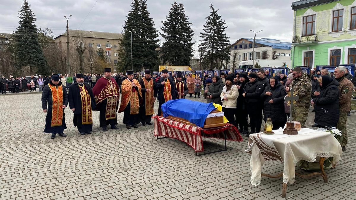 Отинійська громада зустріла загиблого Героя Івана Ленчука 2