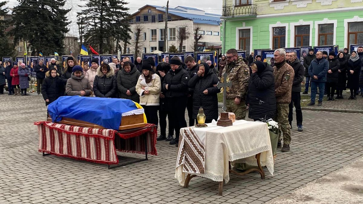 Отинійська громада зустріла загиблого Героя Івана Ленчука 1