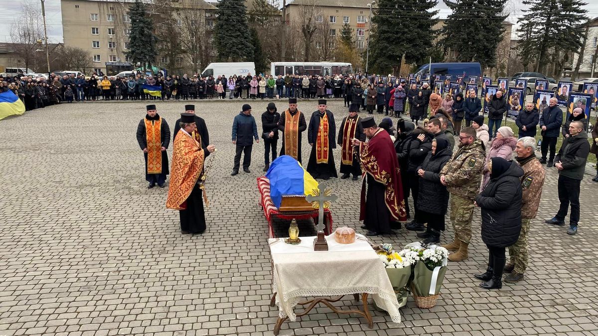 Отинійська громада зустріла загиблого Героя Івана Ленчука