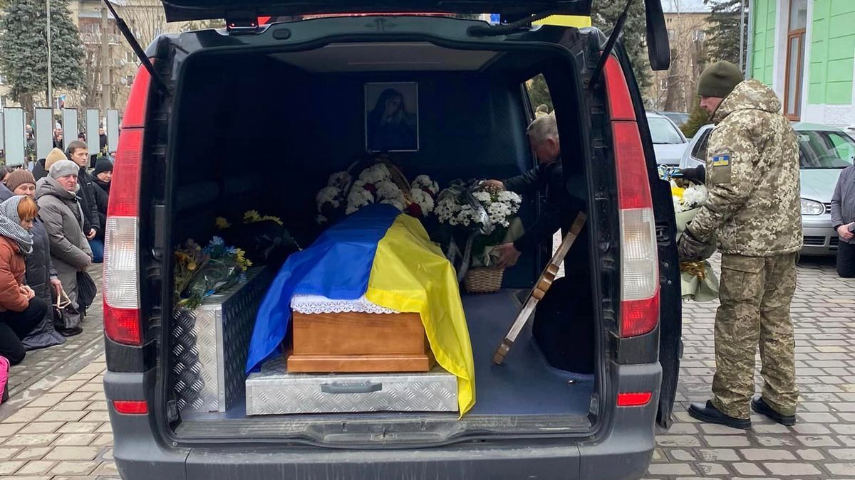 Отинійська громада зустріла загиблого Героя Івана Ленчука 4