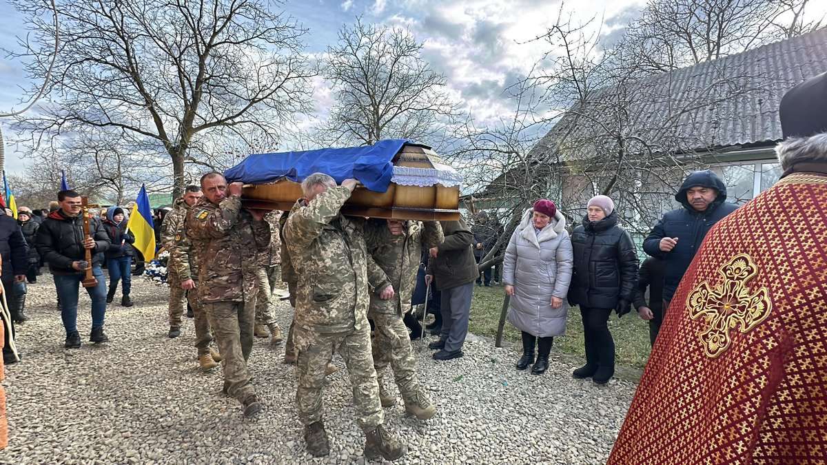 Надвірнянська громада попрощалася із Героєм Володимиром Свідруком 7