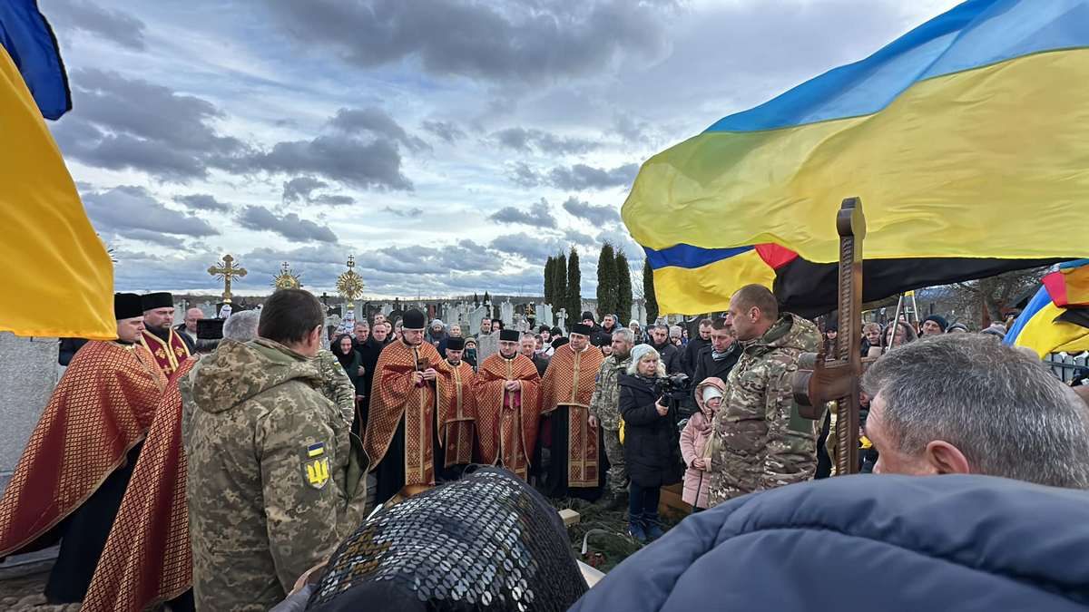 Надвірнянська громада попрощалася із Героєм Володимиром Свідруком 11