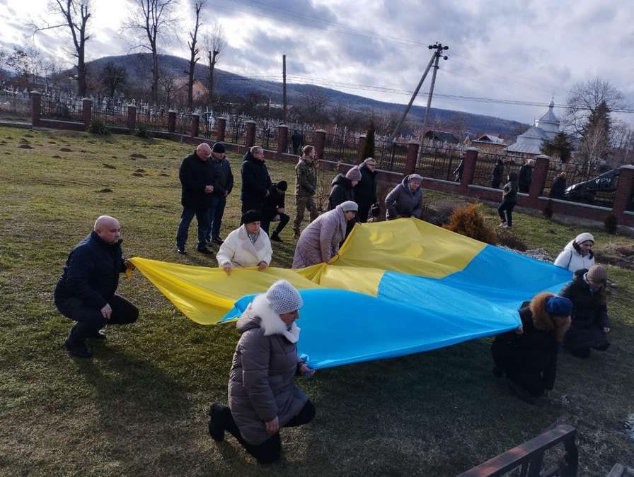 Надвірнянська громада попрощалася із Героєм Володимиром Свідруком 13