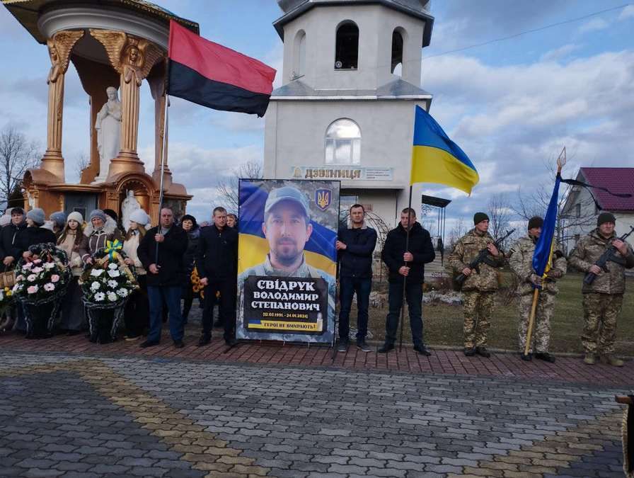 Надвірнянська громада попрощалася із Героєм Володимиром Свідруком 1