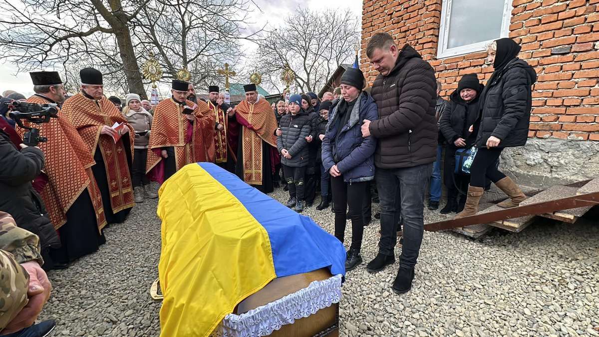 Надвірнянська громада попрощалася із Героєм Володимиром Свідруком 9