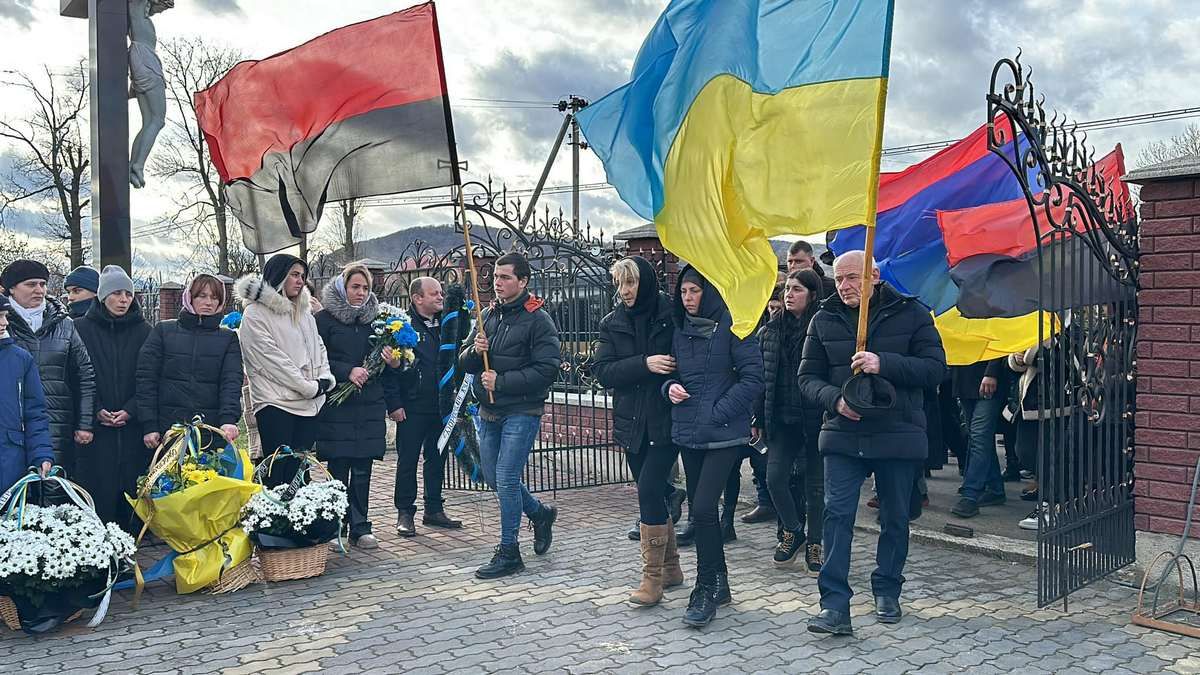 Надвірнянська громада попрощалася із Героєм Володимиром Свідруком 5