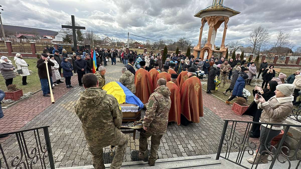 Надвірнянська громада попрощалася із Героєм Володимиром Свідруком 3