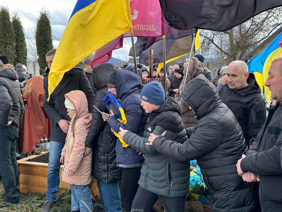 Надвірнянська громада попрощалася із Героєм Володимиром Свідруком 12