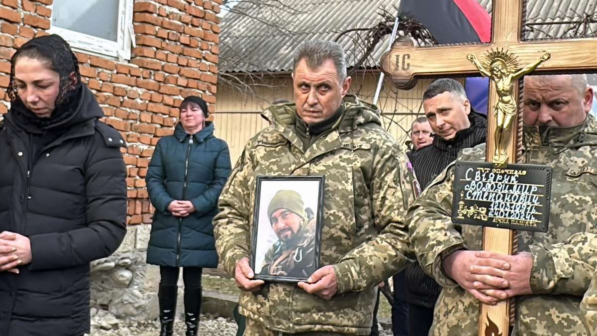 Надвірнянська громада попрощалася із Героєм Володимиром Свідруком 8