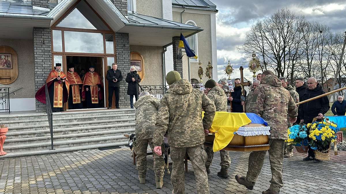 Надвірнянська громада попрощалася із Героєм Володимиром Свідруком 6