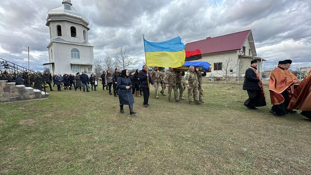 Надвірнянська громада попрощалася із Героєм Володимиром Свідруком 2