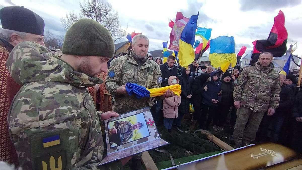 Надвірнянська громада попрощалася із Героєм Володимиром Свідруком 14