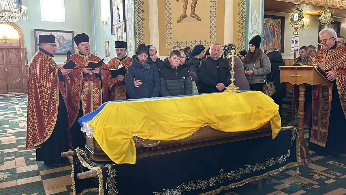 Надвірнянська громада попрощалася із Героєм Володимиром Свідруком 4