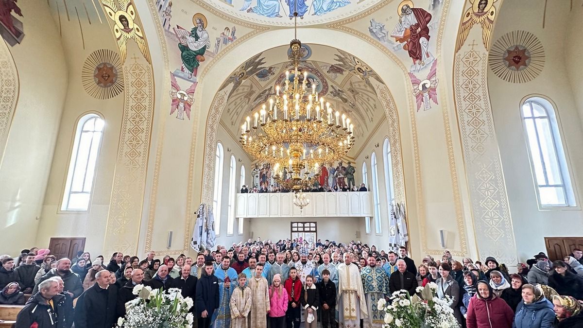 Божественна краса: новий іконостас та настінні розписи освятили у Ланчині