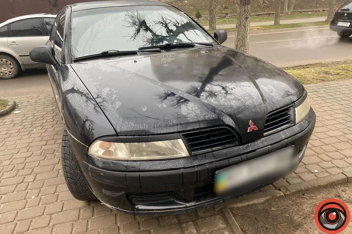 Місце постійних порушень: випадок рагульського паркування на вул. Січових Стрільців 1