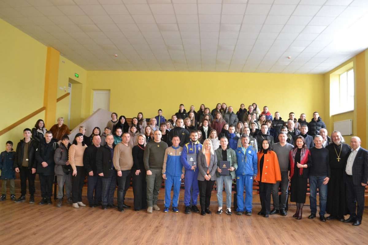 Лижника Євгена Марусяка та сноубордиста Михайла Харука нагороджували у Верховині 2