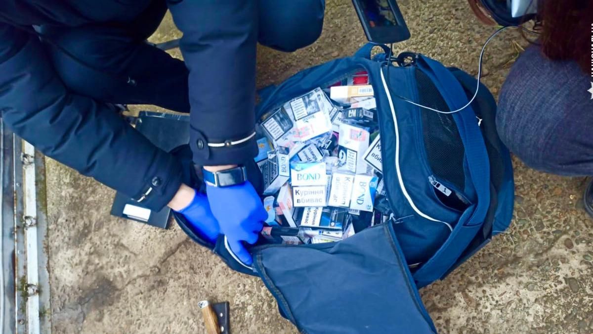 Вкрали сигарети та інше: молодики двічі обікрали магазин на Снятинщині 1