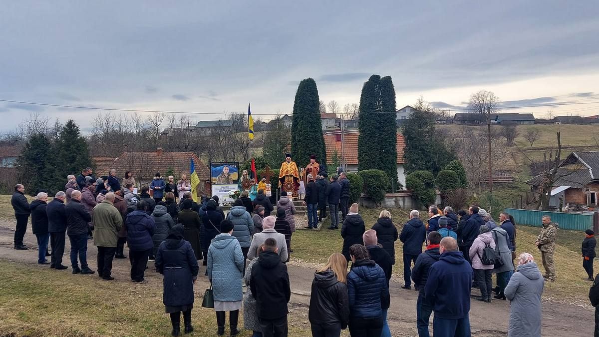 У П'ядицькій громаді відкрили меморіальний стенд загиблому воїну Віталію Івасюку 3