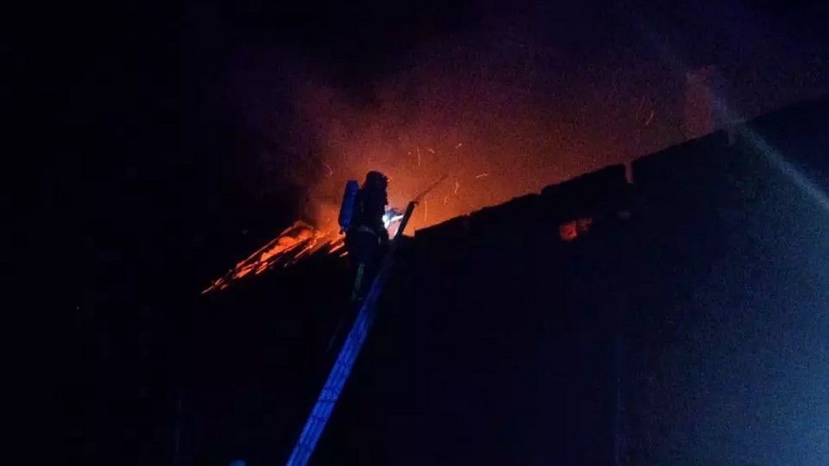 Вночі на Надвірнянщині ледь не згоріли дві будівлі 1