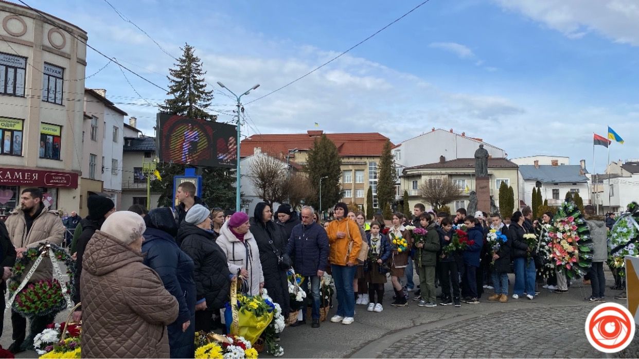 Назавжди 23: Надвірна віддала останню шану захиснику Роману Попадинцю 5