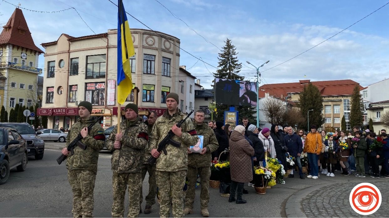 Назавжди 23: Надвірна віддала останню шану захиснику Роману Попадинцю 3