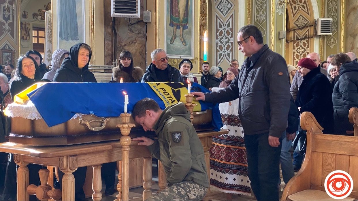 Назавжди 23: Надвірна віддала останню шану захиснику Роману Попадинцю 9