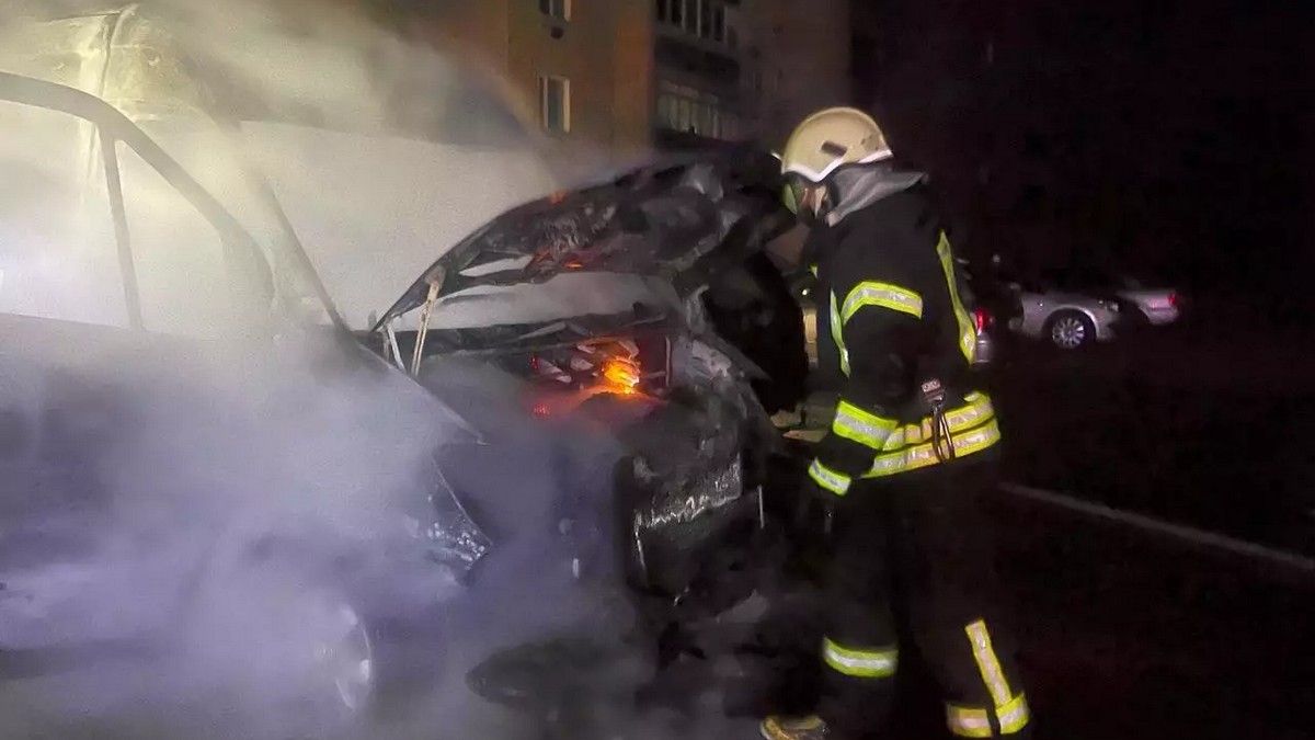 На Прикарпатті у дворі багатоповерхівки горіли автомобілі 1