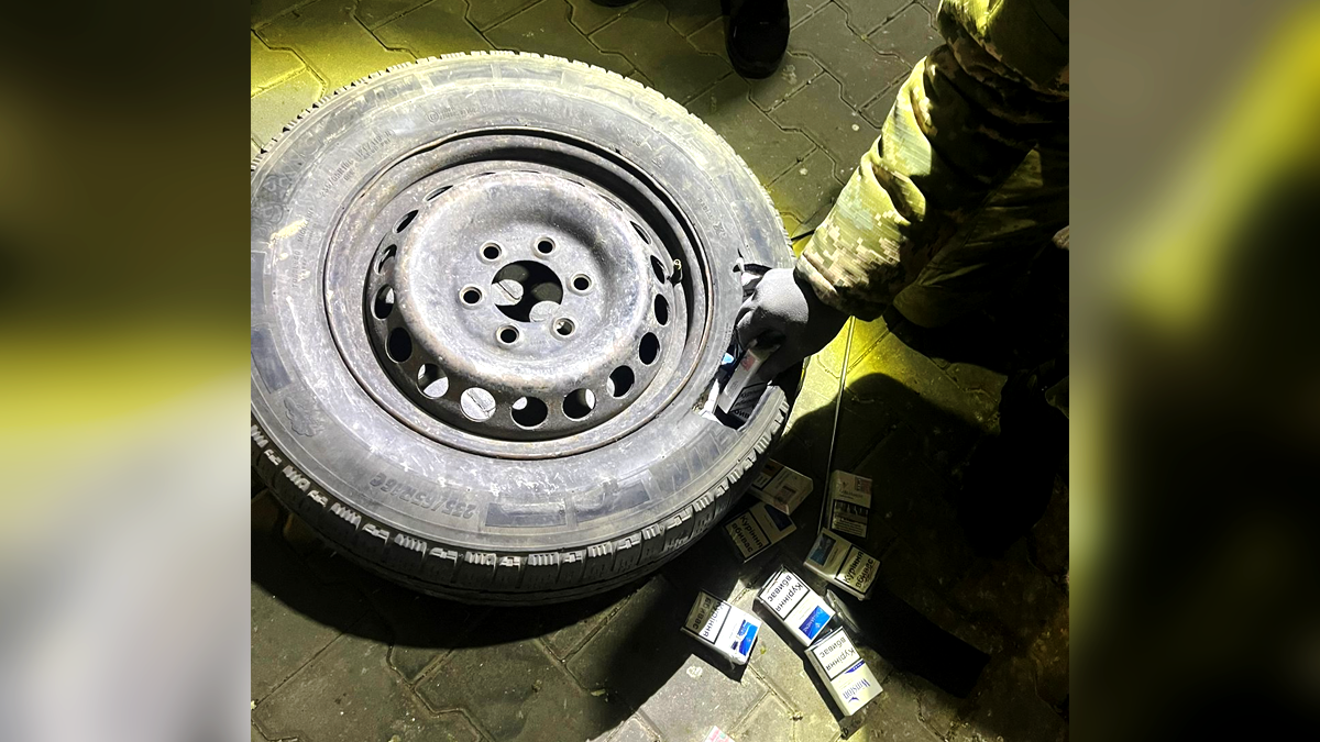 Чоловік намагався незаконно перевезти понад 300 пачок сигарет, та натомість втратив автівку 3