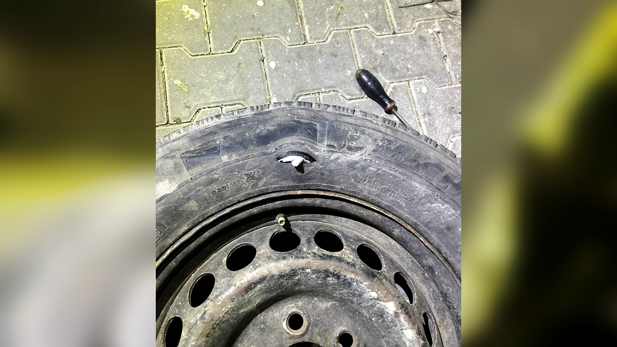 Чоловік намагався незаконно перевезти понад 300 пачок сигарет, та натомість втратив автівку 2