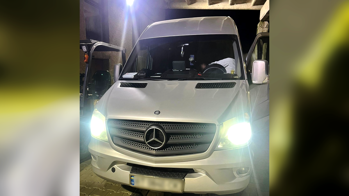 Чоловік намагався незаконно перевезти понад 300 пачок сигарет, та натомість втратив автівку 1