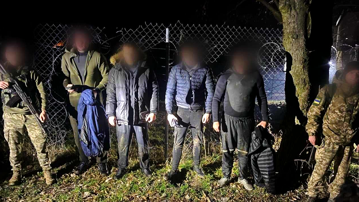 У пошуках мілини: прикордонники затримали чоловіків, які намагалися переплисти Тису