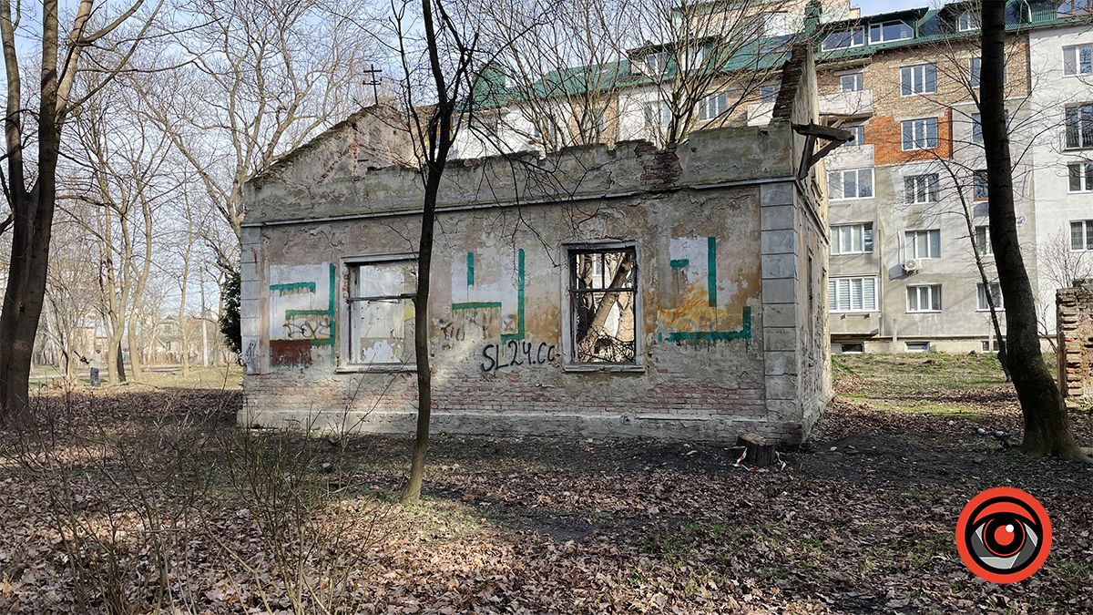 Зрізали, колодами прикрили, землею притрусили: що відбувається у міському парку Коломиї 23