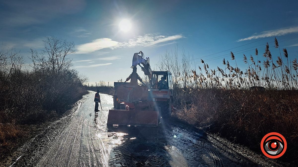 Комунальники прибирають купи сміття біля озер у Коломиї 6
