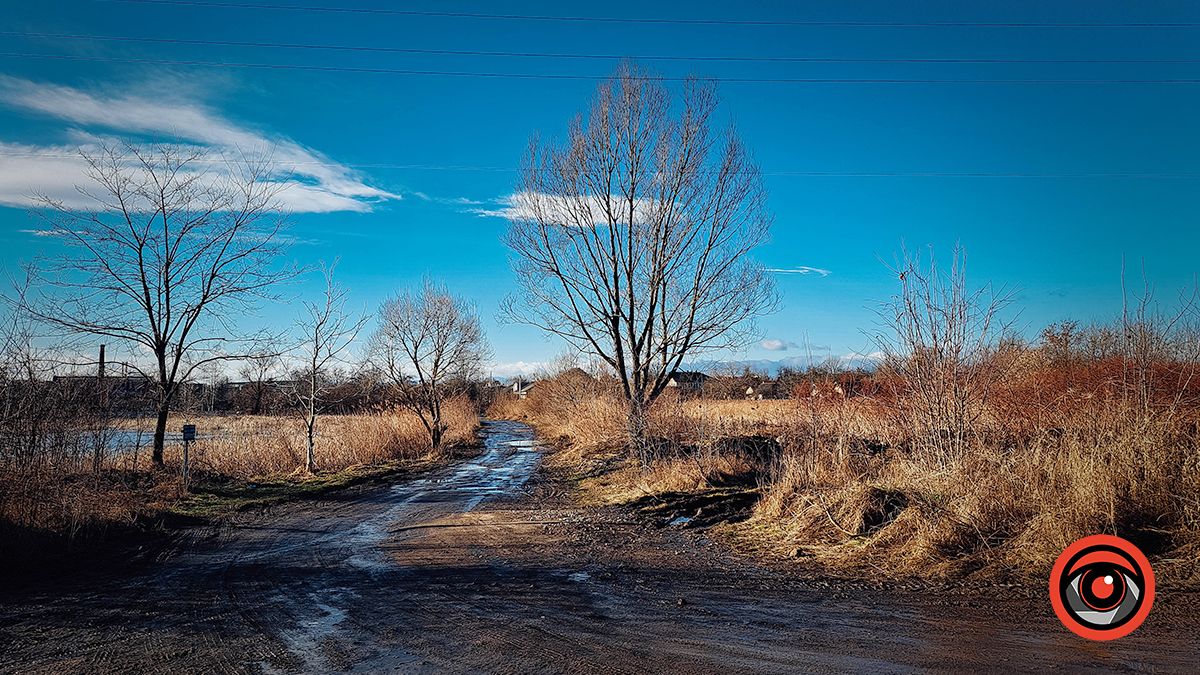 Комунальники прибирають купи сміття біля озер у Коломиї 2