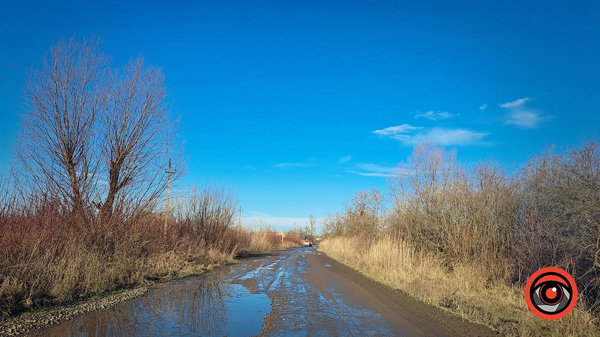 Комунальники прибирають купи сміття біля озер у Коломиї 4