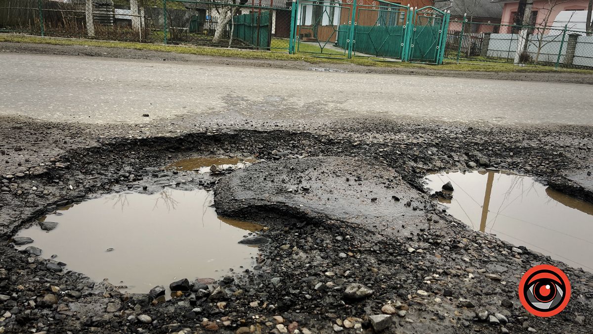 Ні пройти, ні проїхати | Ями знову заполонили дорогу в П'ядиках 8