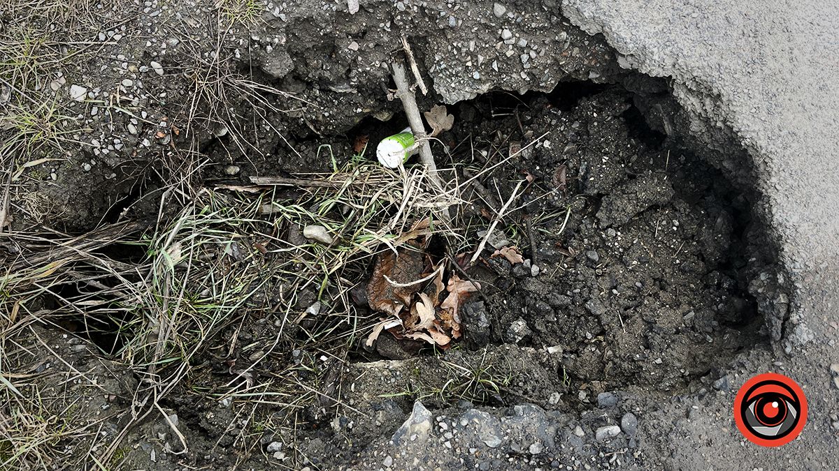 Ні пройти, ні проїхати | Ями знову заполонили дорогу в П'ядиках 13