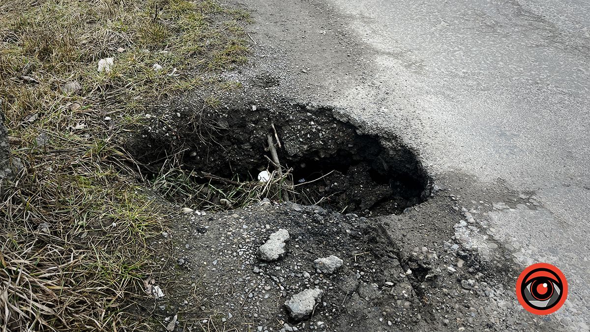 Ні пройти, ні проїхати | Ями знову заполонили дорогу в П'ядиках 12
